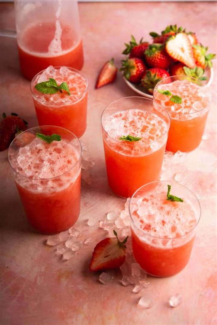 Discover the Refreshing World of Agua de Fresa Mexicana