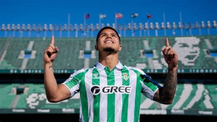 El Cucho Hern&aacute;ndez: The Star Who Ignited Betis&rsquo;s Triumph