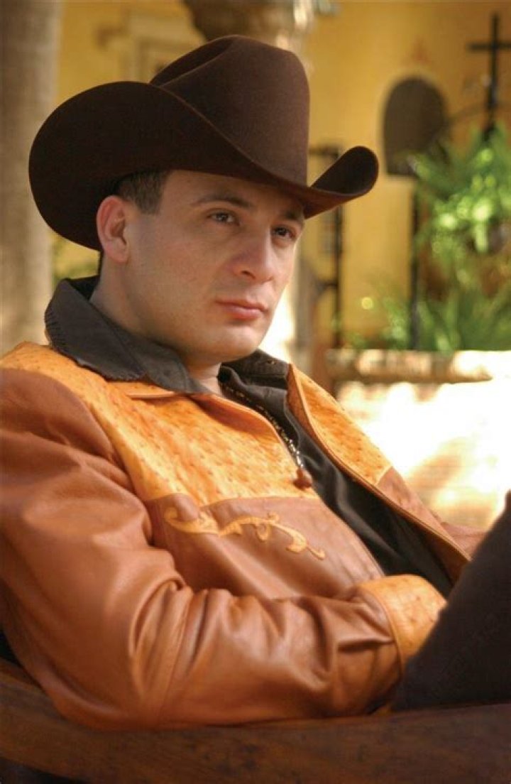 Valent&iacute;n Elizalde: A Legacy of Passion and Resonance